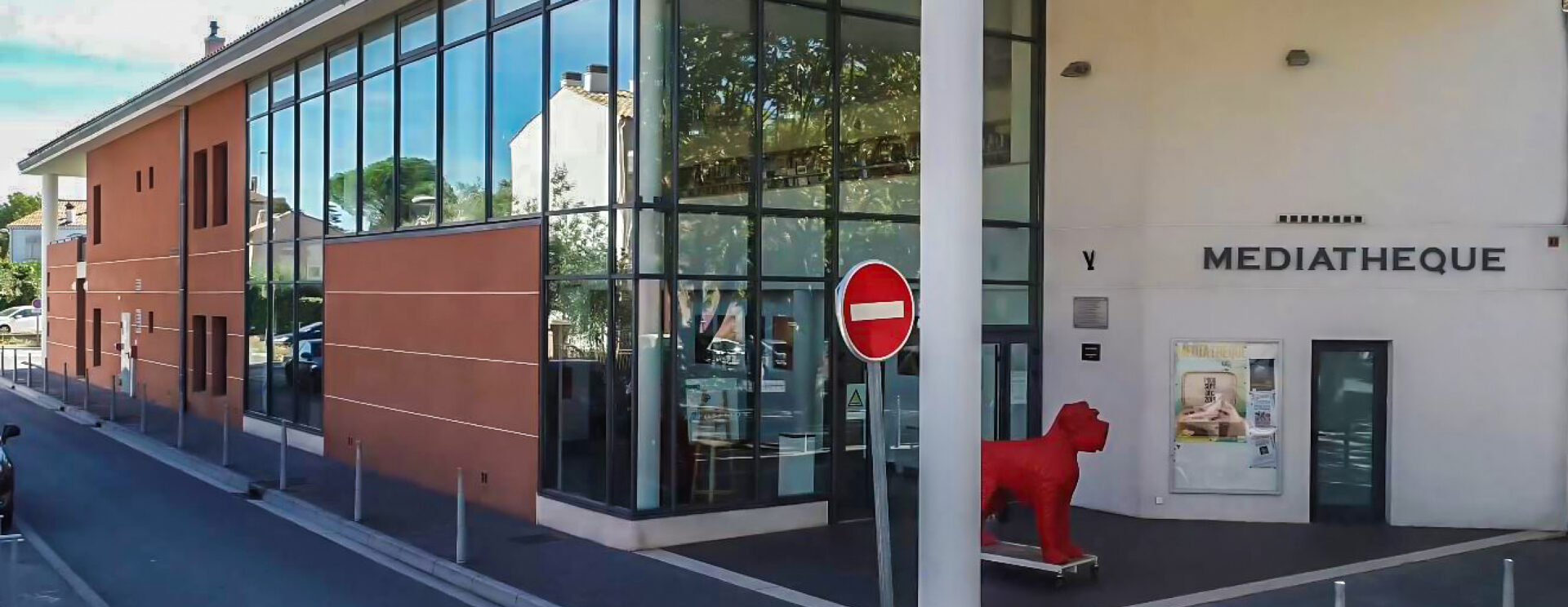 bâtiment avec grande baie vitrée et entrée principale